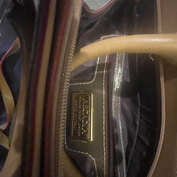 Acadia patented leather shoulder bag with handles and straps - Picture 5 of 11